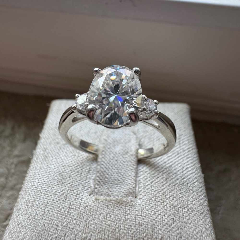 Gorgeous Oval cut moissanite ring - Picture 3 of 9